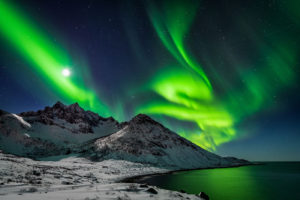 Henryk Bies, Insel Senja / Norwegen Polarlicht über Okshornan (2020)